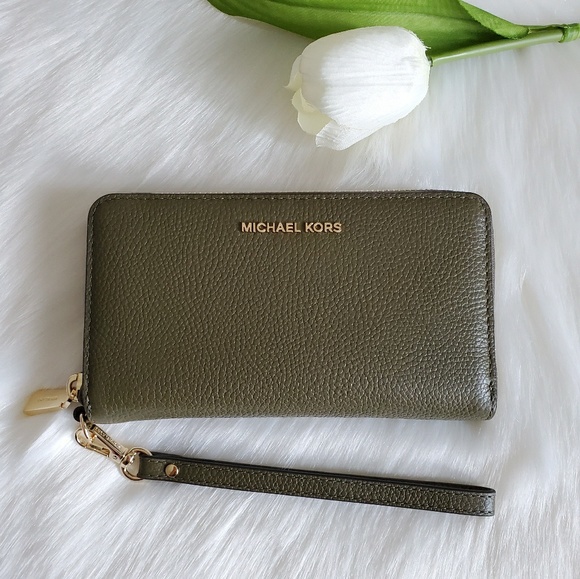 Michael Kors Handbags - BEAUTIFUL MICHAEL KORS WALLET/WRISTLET
